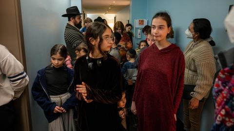 Geflüchtete Kinder aus Odessa stehen nach ihrer Ankunft in einem Flur in einem Hotel. Zwei Busse mit Kindern aus einem Waisenhaus in Odessa sind in Berlin angekommen.