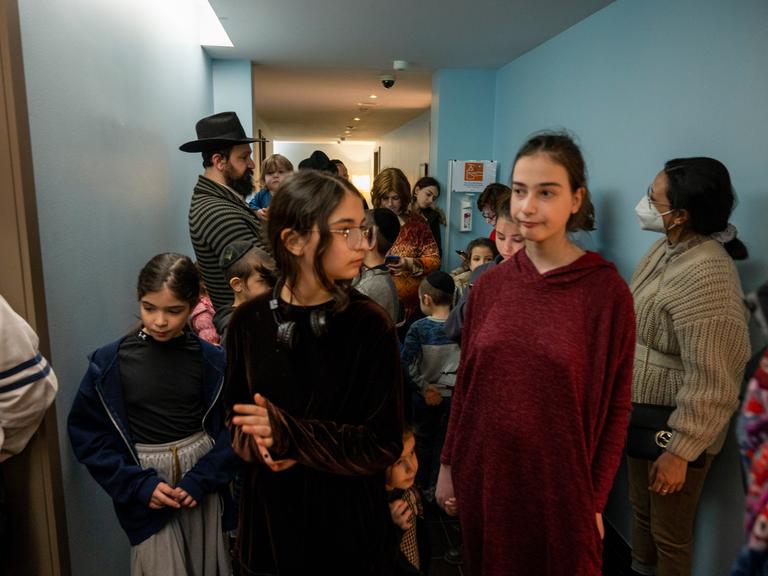 Geflüchtete Kinder aus Odessa stehen nach ihrer Ankunft in einem Flur in einem Hotel. Zwei Busse mit Kindern aus einem Waisenhaus in Odessa sind in Berlin angekommen.