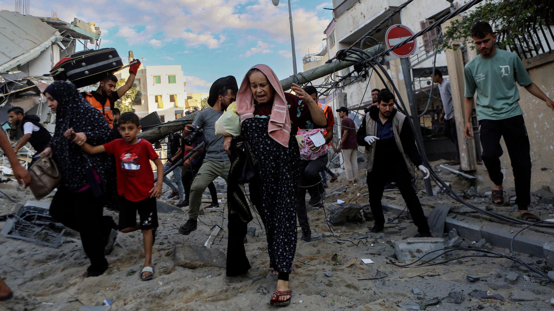 Gazastreifen: Palästinensische Familien flüchten aus ihren Häusern nach einem israelischen Angriff. Gazastreifen: Palästinensische Familien flüchten aus ihren Häusern nach einem israelischen Angriff.