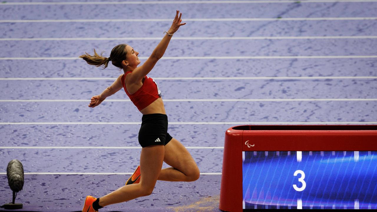 Die deutsche Para-Athletin Nele Moos springt bei den Paralympics in Paris im Finale in der Disziplin Weitsprung vom Balken ab und fliegt in der Luft.