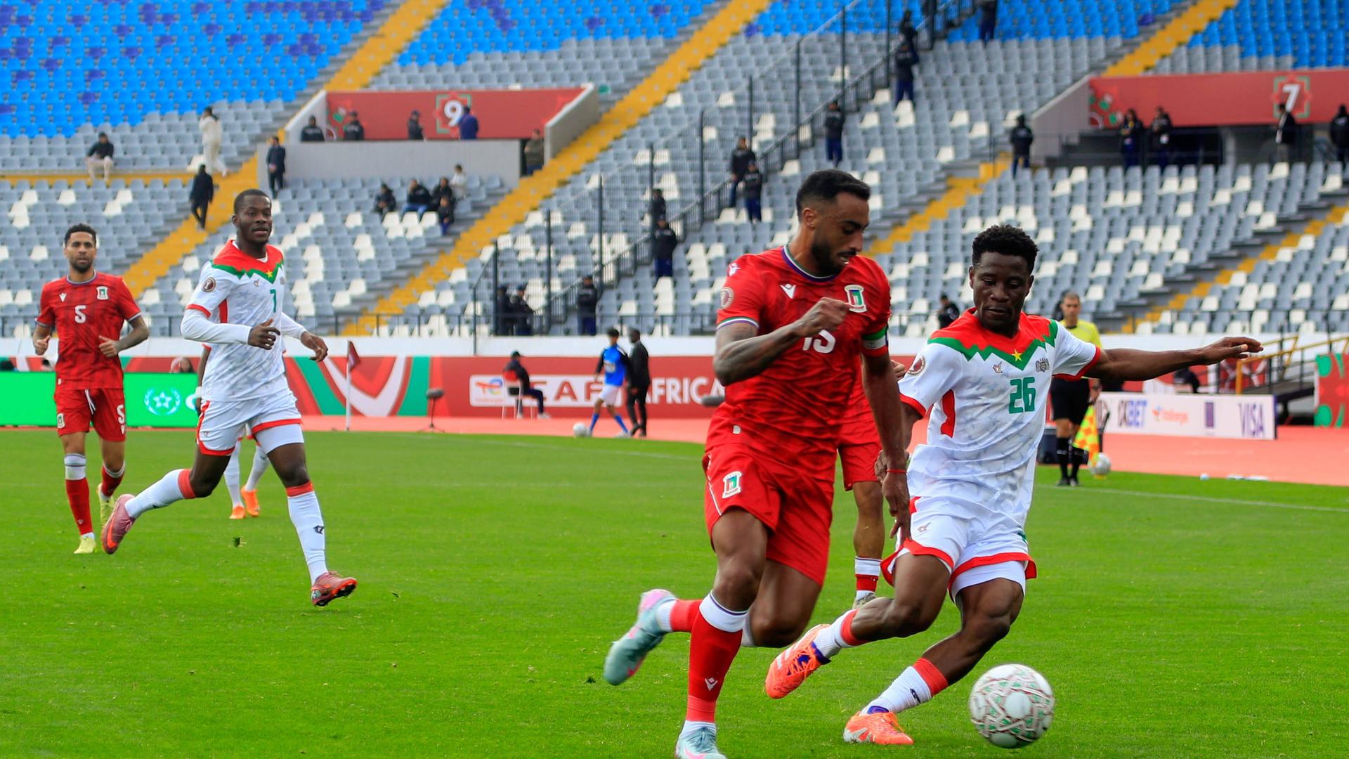 Spieler der Mannschaften von Äquatorialguinea und Burkina Faso spielen vor fast leeren Rängen beim Afrika-Cup in Casablanca, Marokko. 