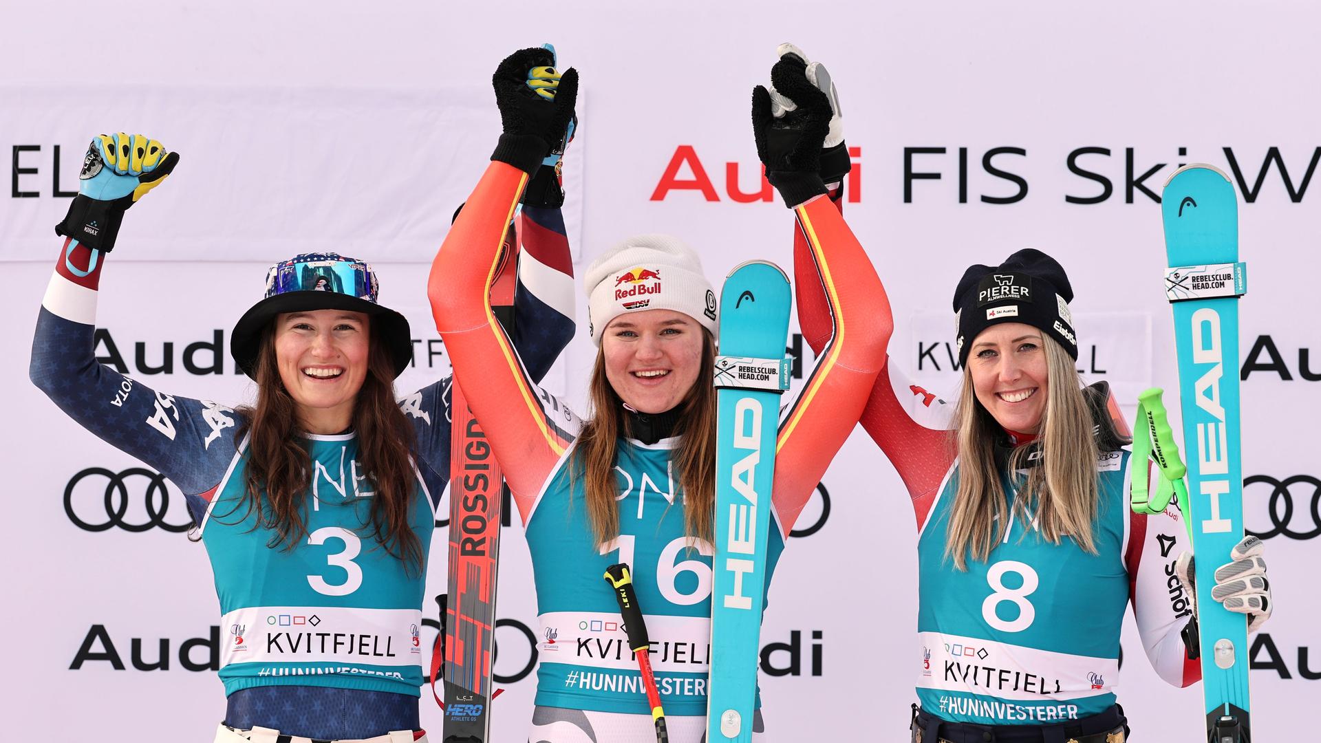 Zu sehen sind die Skirennfahrerinnen Emma Aicher, Lauren Macuga und Cornelia Hütter. Zu sehen sind die Skirennfahrerinnen Emma Aicher, Lauren Macuga und Cornelia Hütter.