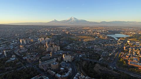 Ein Blick über Armeniens Hauptstadt Eriwan mit dem Berg Ararat im Hintergrund.