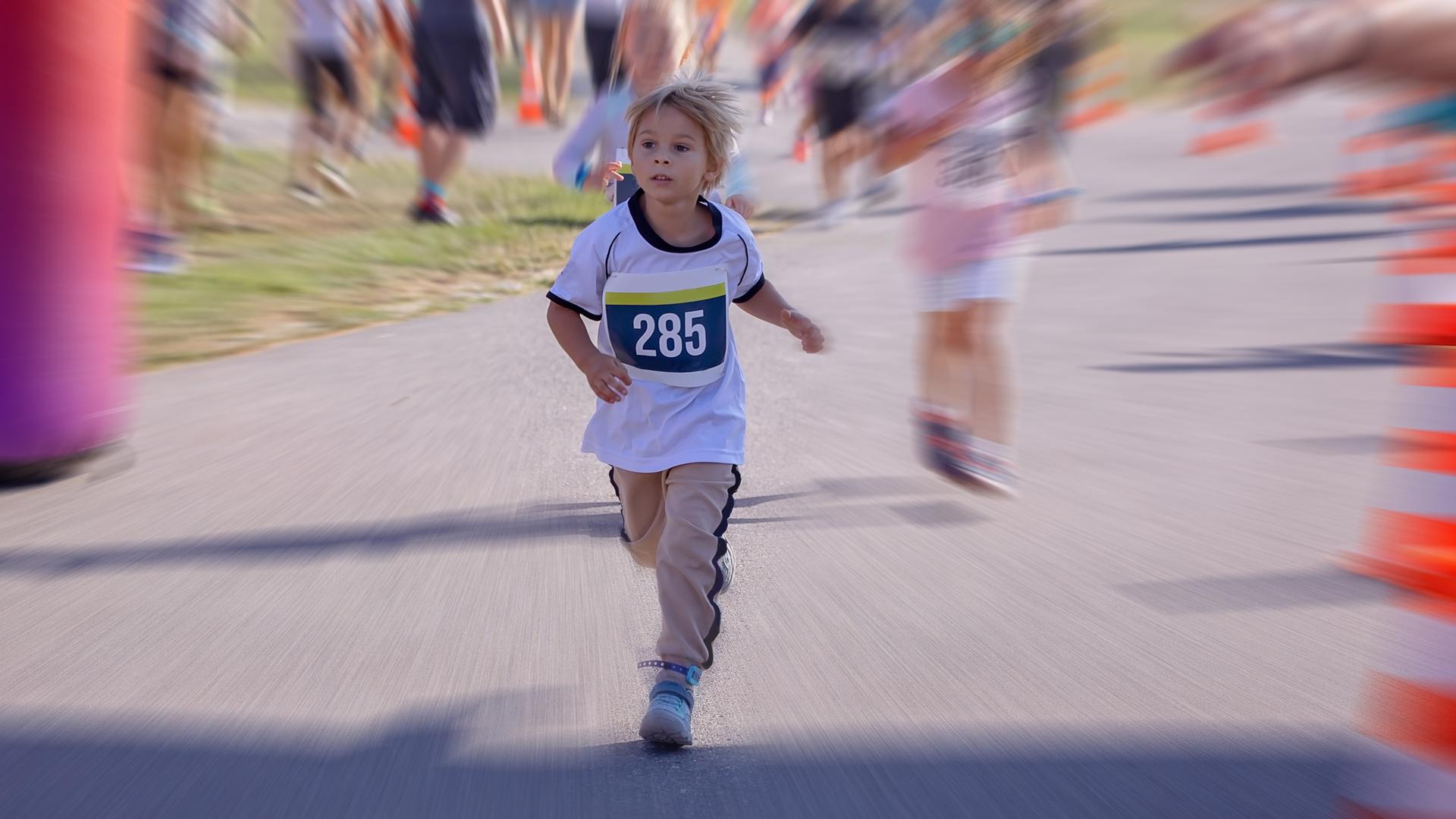 Kinder bei einem Schlumarathon im Park Kinder bei einem Schlumarathon im Park