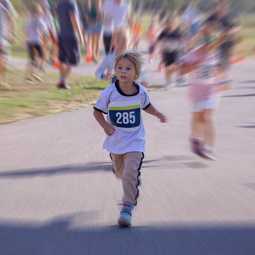Kinder bei einem Schlumarathon im Park