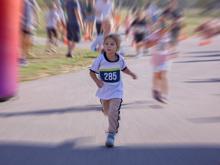 Kinder bei einem Schlumarathon im Park