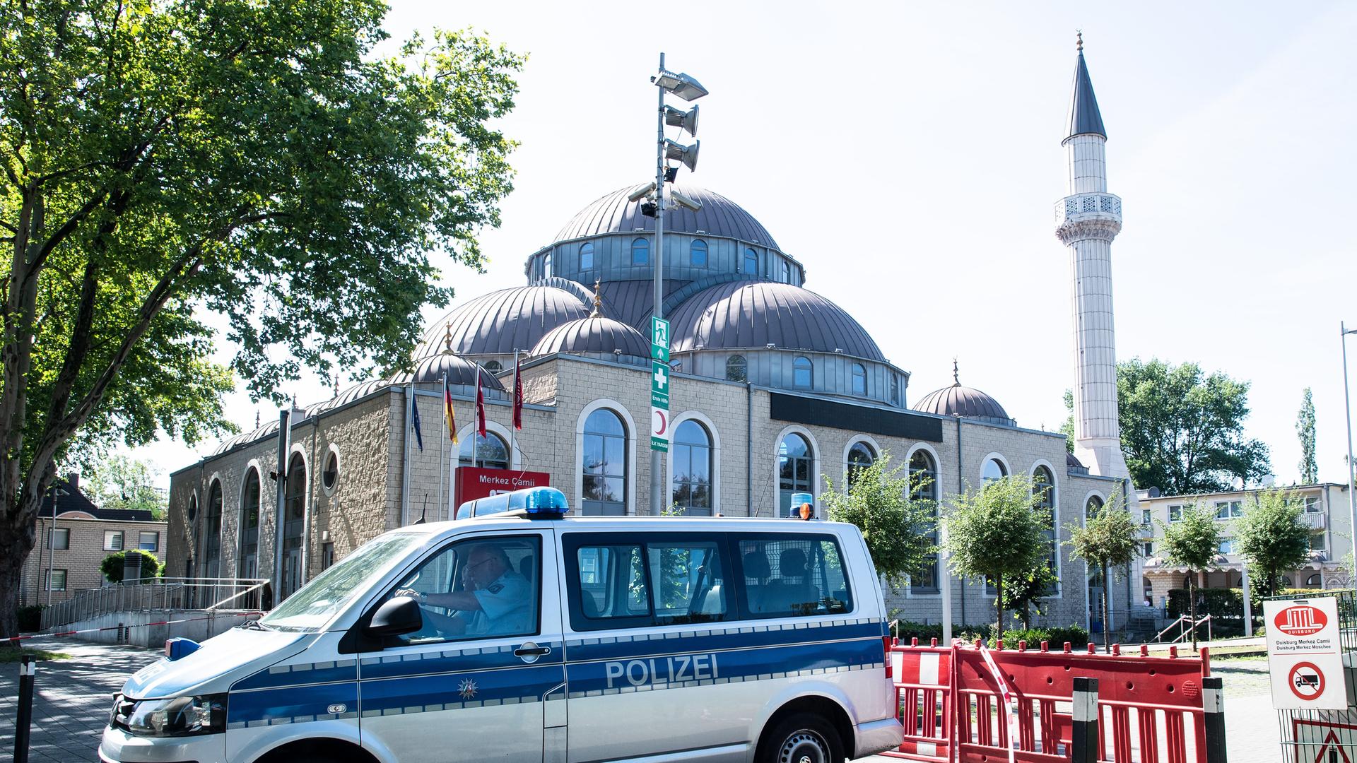 Ein Polizeiauto steht vor der Merkez-Moschee. Die Ditib-Moschee in Duisburg ist nach einer Bombendrohung im Juli 2019 geräumt, weiträumig abgesperrt und durchsucht worden