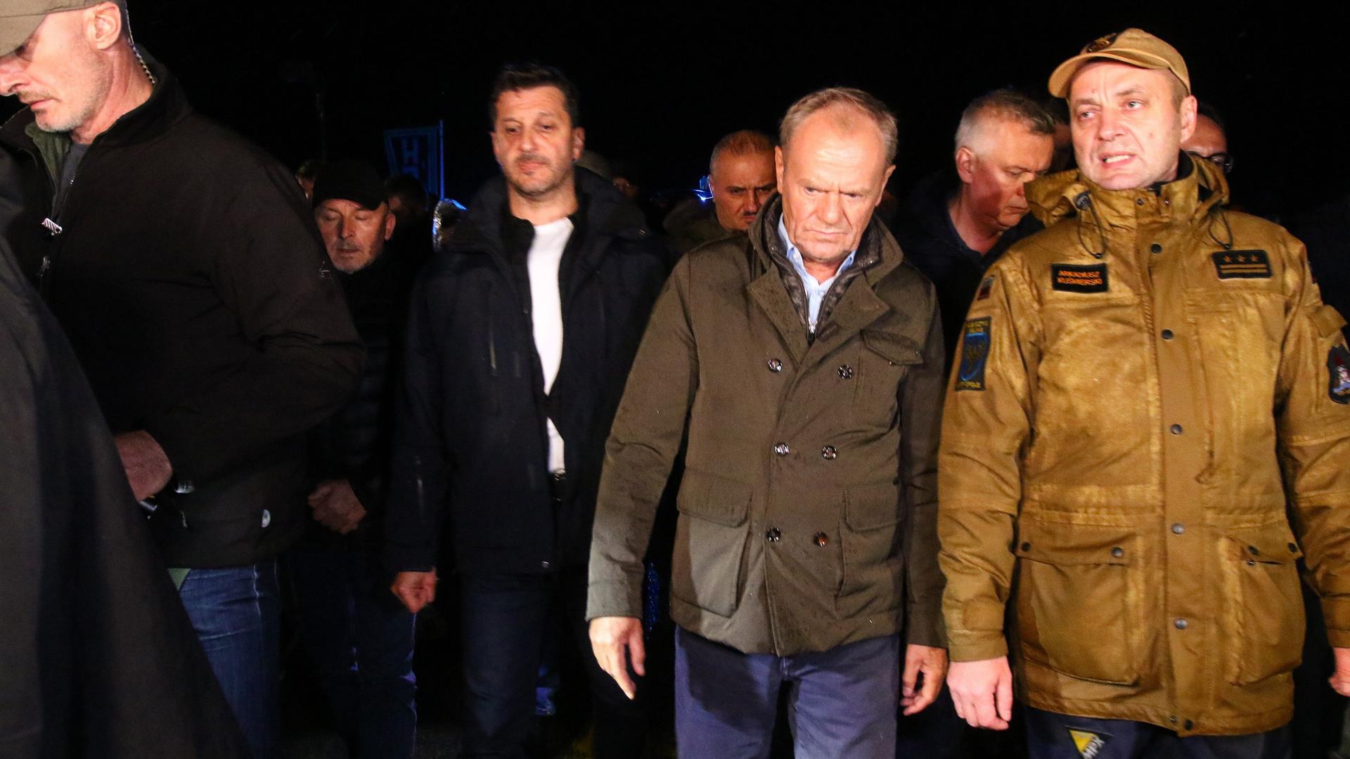 Der polnische Premierminister Donald Tusk besucht die vom Hochwasser betroffene Stadt Glucholazy im Südwesten Polens. 