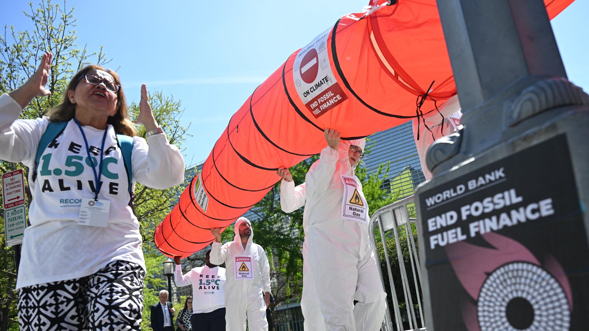 Aktivisten fordern zu Beginn der Weltbank-Jahrestagung in Washington eine Abkehr der Finanzierung fossiler Energiegewinnung. Aktivisten fordern zu Beginn der Weltbank-Jahrestagung in Washington eine Abkehr der Finanzierung fossiler Energiegewinnung.