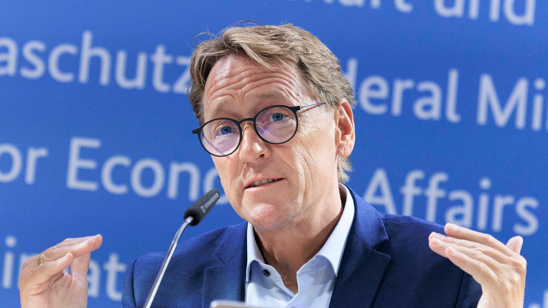 Jürgen Kühling, Mitglied der Monopolkommission, spricht bei der Pressekonferenz der Monopolkommission zur Vorstellung des 25. Hauptgutachtens 2024 dieser Kommission.
