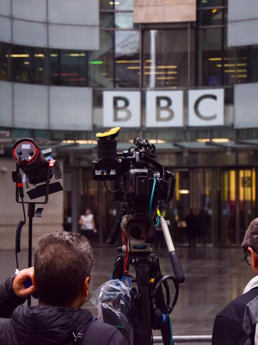 Das BBC-Gebäude am Tag der Pressekonferenz, während der die BBC-Führung zurücktrat. 