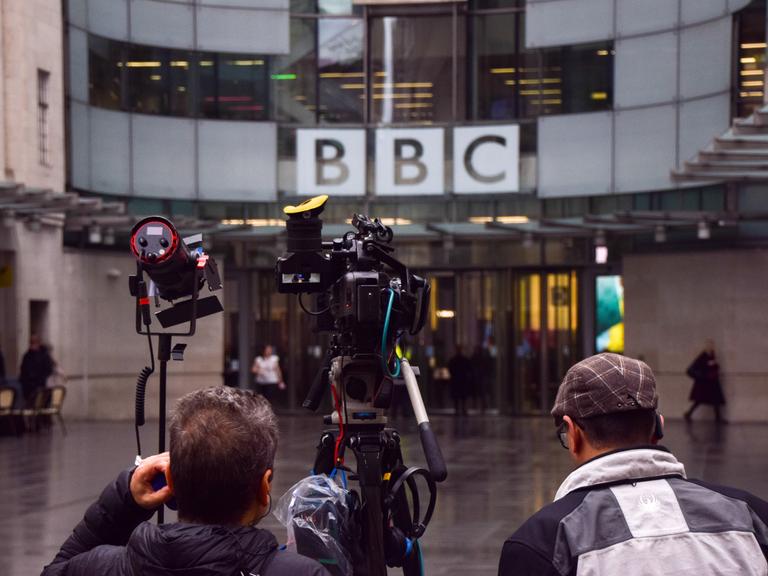 Das BBC-Gebäude am Tag der Pressekonferenz, während der die BBC-Führung zurücktrat. 
