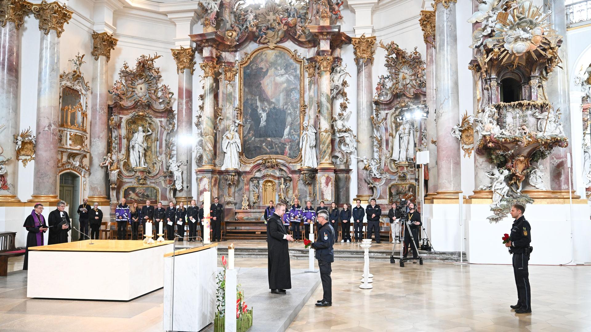 Zwiefalten: Angehörige der Rettungsdienste legen im Münster Unserer Lieben Frau bei einem Trauergottesdienst anlässlich des Zugunglücks von Riedlingen Blumen nieder.