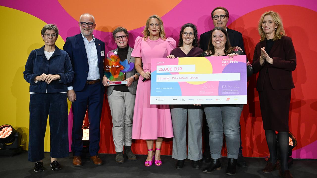 Moderatorin Barbara Schöneberger (M) steht während der Verleihung des Deutschen Kita-Preises neben Preisträgern der Kita "Inklusive Kita Unkel" aus Unkel (Rheinland-Pfalz). 