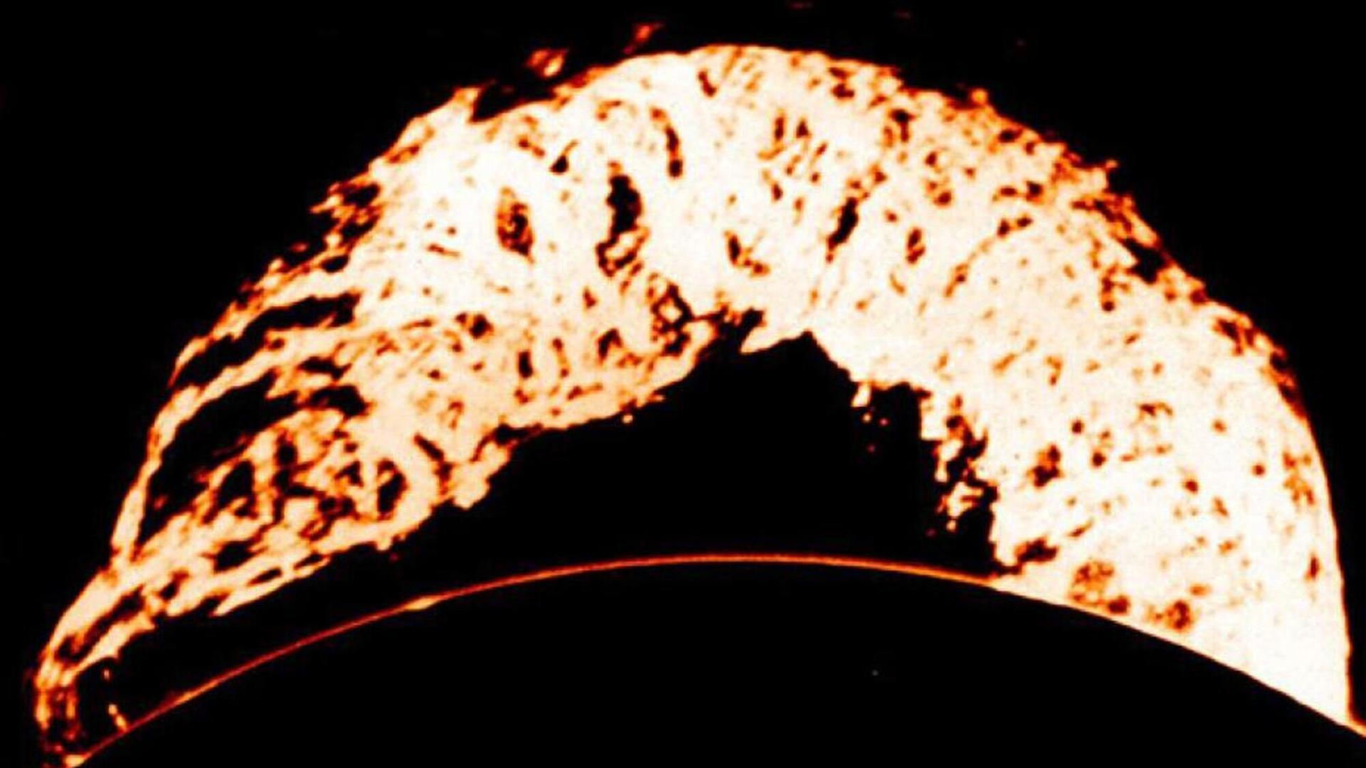 Eine gigantische Protuberanz zieht sich über die Sonnenoberfläche
