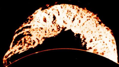 Eine gigantische Protuberanz zieht sich über die Sonnenoberfläche