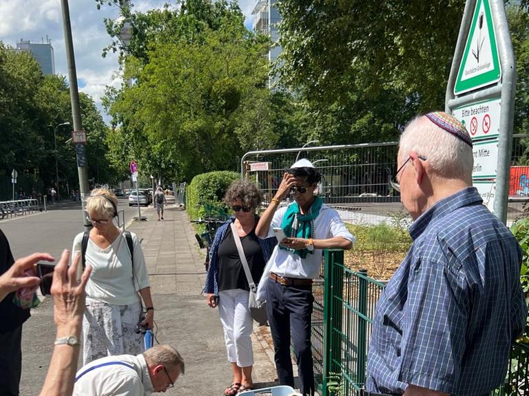 Thomas Schriever von der Stolpersteininitiative verlegt einen Stolperstein für Hans Lewinsohn im Beisein von Mitgliedern der Familie, die zum Teil aus den USA angereist waren.