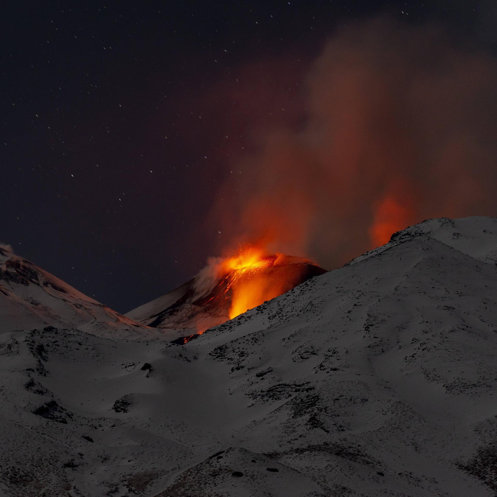 Zu sehen sind Lavafontänen im Vulkan Ätna auf Sizilien, es steigt Rauch auf.