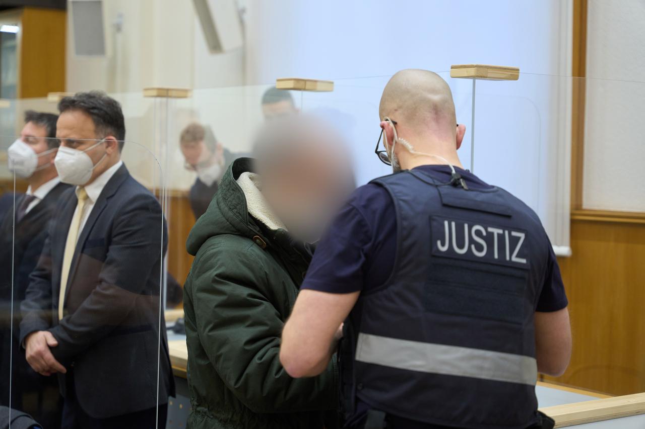 Koblenz: Der Angeklagte Anwar R. wird in Handschellen zur Urteilsverkündung in den Gerichtssaal des Oberlandesgerichts geführt. 