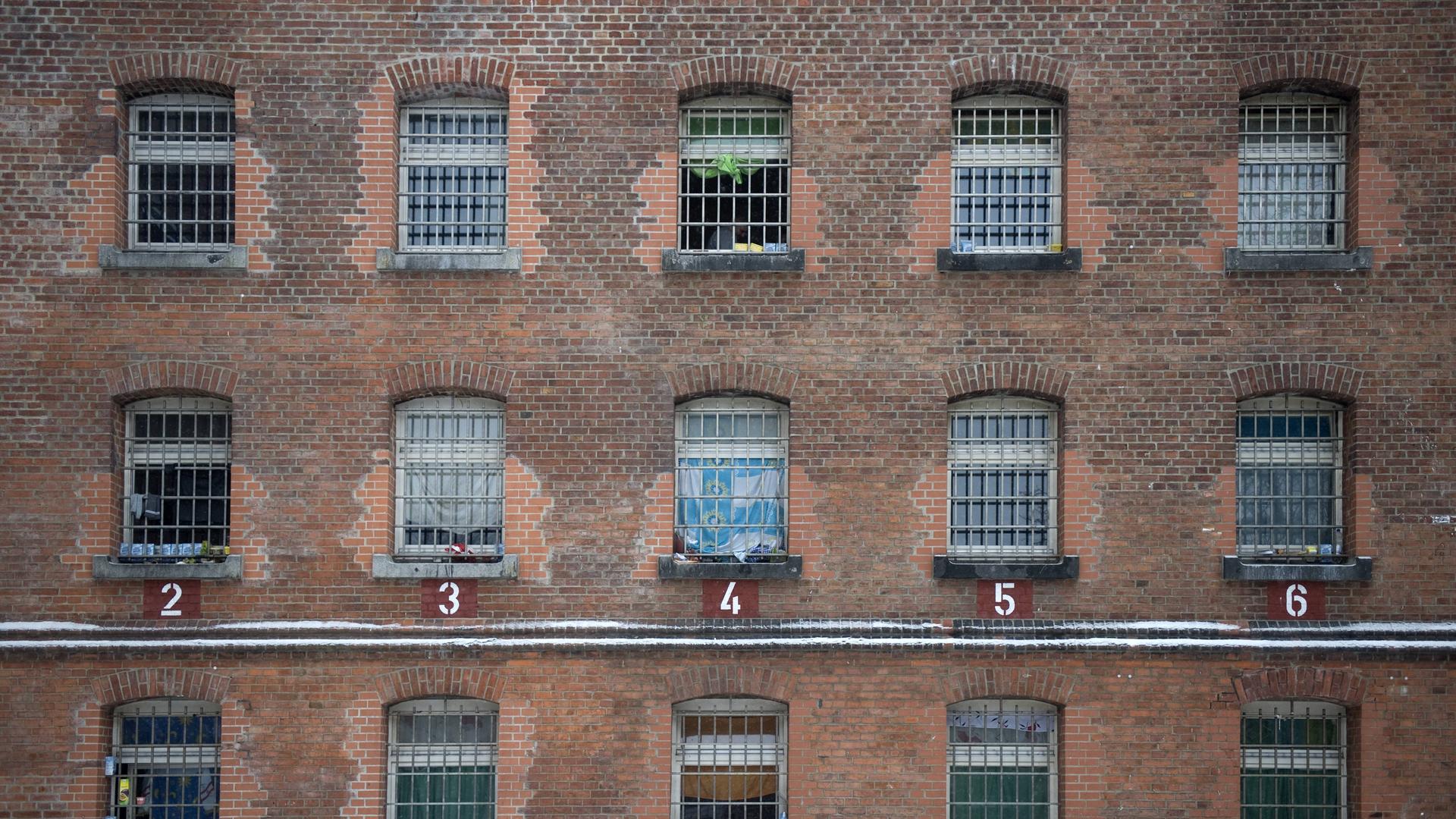 Fenster von Zellen im Zellentrakt vom Haus 2, Altbau in der JVA Tegel in Berlin, Deutschlands grösstem Gefängnis