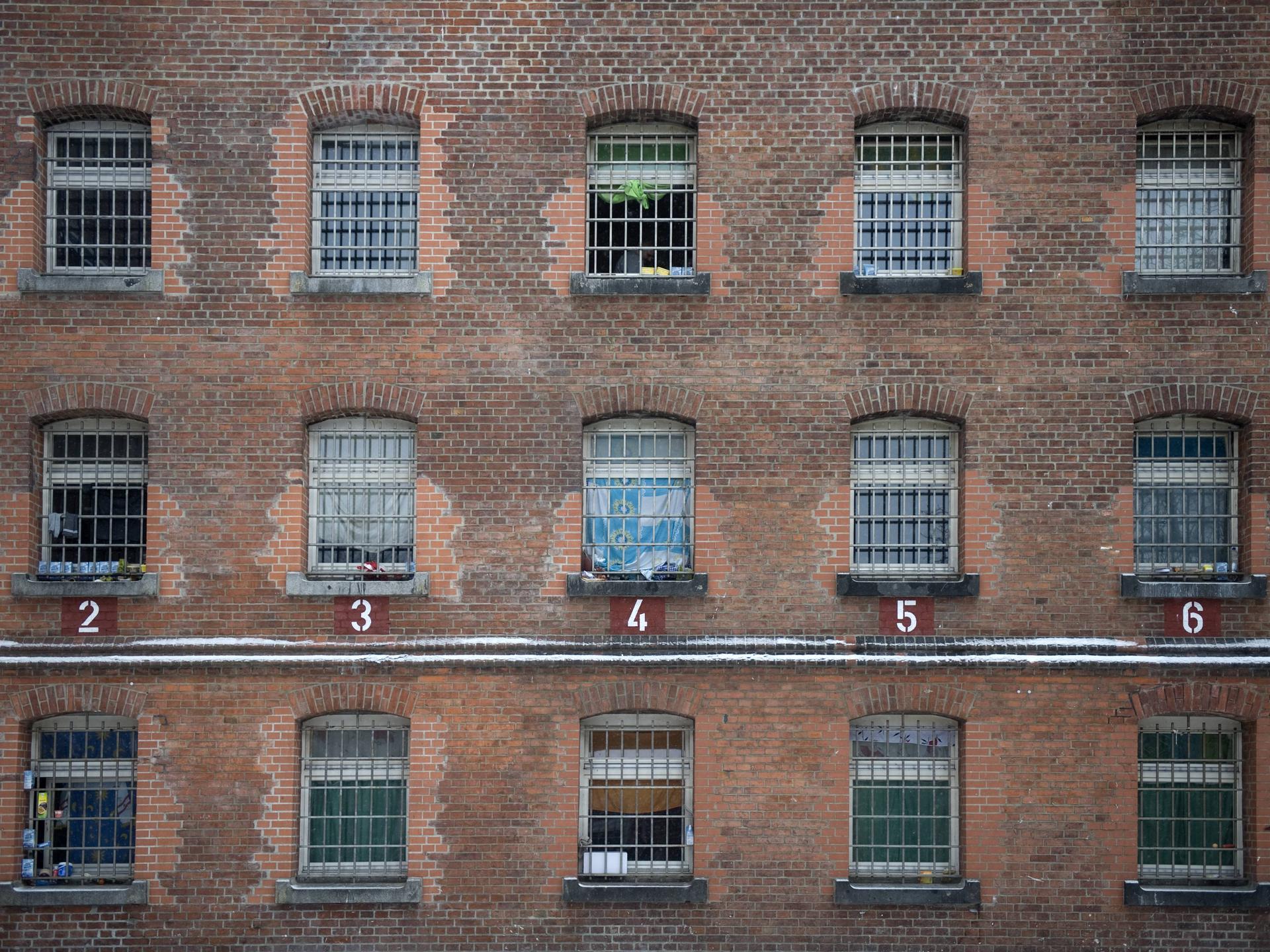 Fenster von Zellen im Zellentrakt vom Haus 2, Altbau in der JVA Tegel in Berlin, Deutschlands grösstem Gefängnis