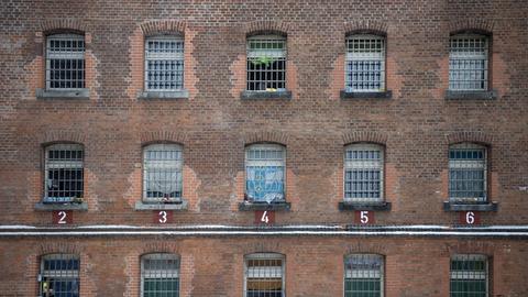 Fenster von Zellen im Zellentrakt vom Haus 2, Altbau in der JVA Tegel in Berlin, Deutschlands grösstem Gefängnis