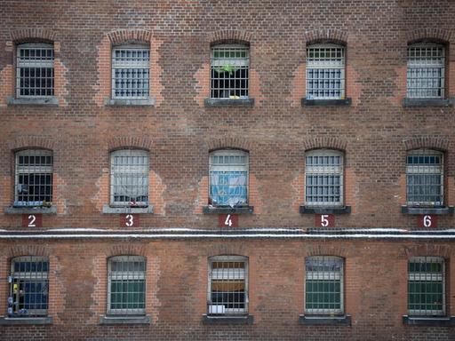 Fenster von Zellen im Zellentrakt vom Haus 2, Altbau in der JVA Tegel in Berlin, Deutschlands grösstem Gefängnis
