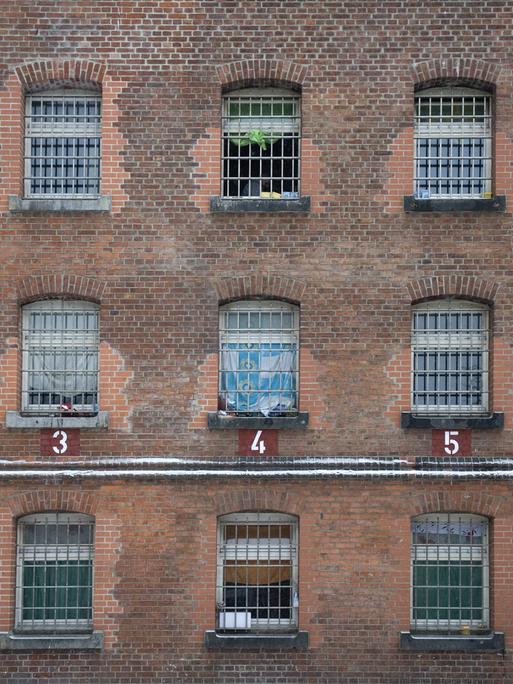 Fenster von Zellen im Zellentrakt vom Haus 2, Altbau in der JVA Tegel in Berlin, Deutschlands grösstem Gefängnis