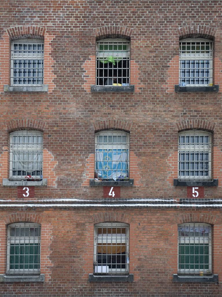 Fenster von Zellen im Zellentrakt vom Haus 2, Altbau in der JVA Tegel in Berlin, Deutschlands grösstem Gefängnis