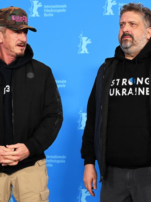 Sean Penn (l), Schauspieler, und Aaron Kaufman, Regisseur, stehen beim Fototermin zum Film "Superpower" im Rahmen der Berlinale vor der Fotowand. Der Film läuft in der Berlinale Special Gala. Die 73. Internationalen Filmfestspiele laufen bis zum 26. Februar 2023.