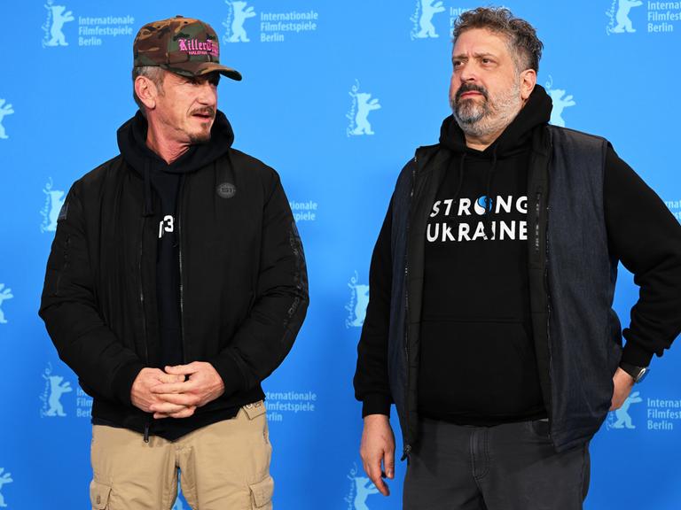 Sean Penn (l), Schauspieler, und Aaron Kaufman, Regisseur, stehen beim Fototermin zum Film "Superpower" im Rahmen der Berlinale vor der Fotowand. Der Film läuft in der Berlinale Special Gala. Die 73. Internationalen Filmfestspiele laufen bis zum 26. Februar 2023.