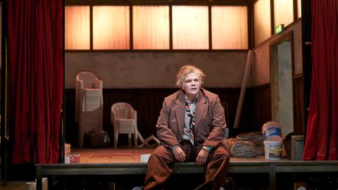 "Oh, mein Gott": Das war Stefanie Reinspergers erste Reaktion auf den Vorschlag, den "Theatermacher" zu spielen. Im Vorabfoto sitzt sie auf dem Bühnenrand und sinniert. 
