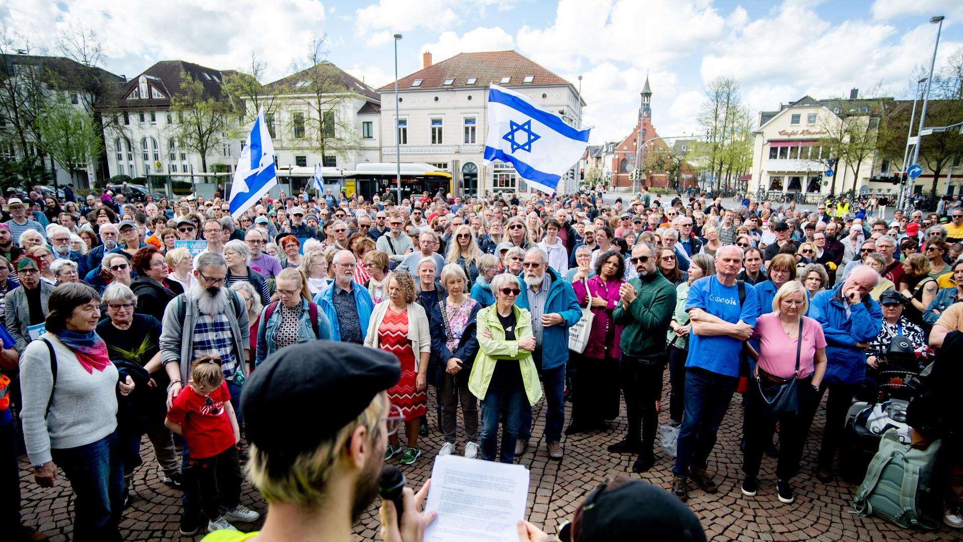 Zahlreiche Menschen nehmen an einer Kundgebung auf dem Julius-Mosen-Platz im Stadtzentrum teil, um ihre Solidarität mit der jüdischen Gemeinde der Stadt zu bekunden. Bei einem Brandanschlag auf die Synagoge wurde am 05.04.2024 eine Eingangstür durch einen Brandsatz beschädigt. Zahlreiche Menschen nehmen an einer Kundgebung auf dem Julius-Mosen-Platz im Stadtzentrum teil, um ihre Solidarität mit der jüdischen Gemeinde der Stadt zu bekunden. Bei einem Brandanschlag auf die Synagoge wurde am 05.04.2024 eine Eingangstür durch einen Brandsatz beschädigt.