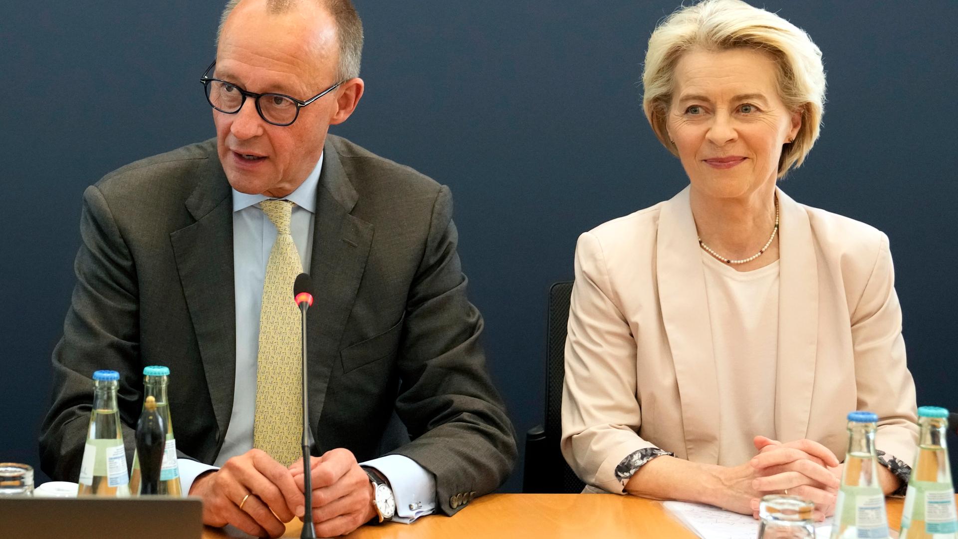 Das Foto zeigt Friedrich Merz und Ursula von der Leyen. Das Foto zeigt Friedrich Merz und Ursula von der Leyen.