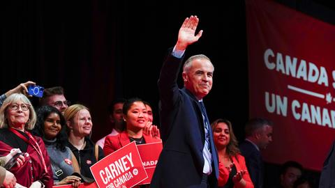 Der kanadische Premierminister Mark Carney winkt nach seiner Rede in der Wahlkampfzentrale, nachdem die Liberale Partei die kanadischen Wahlen gewonnen hat.