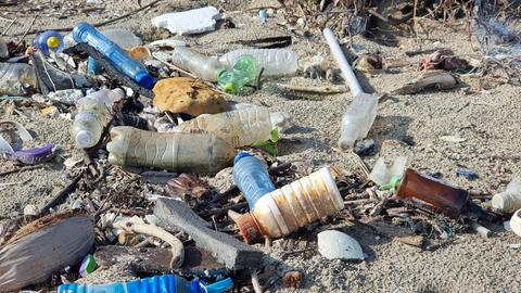 Teil eines Strandes in Thailand an dem zahlreiche Plastikflaschen angeschwemmt wurden