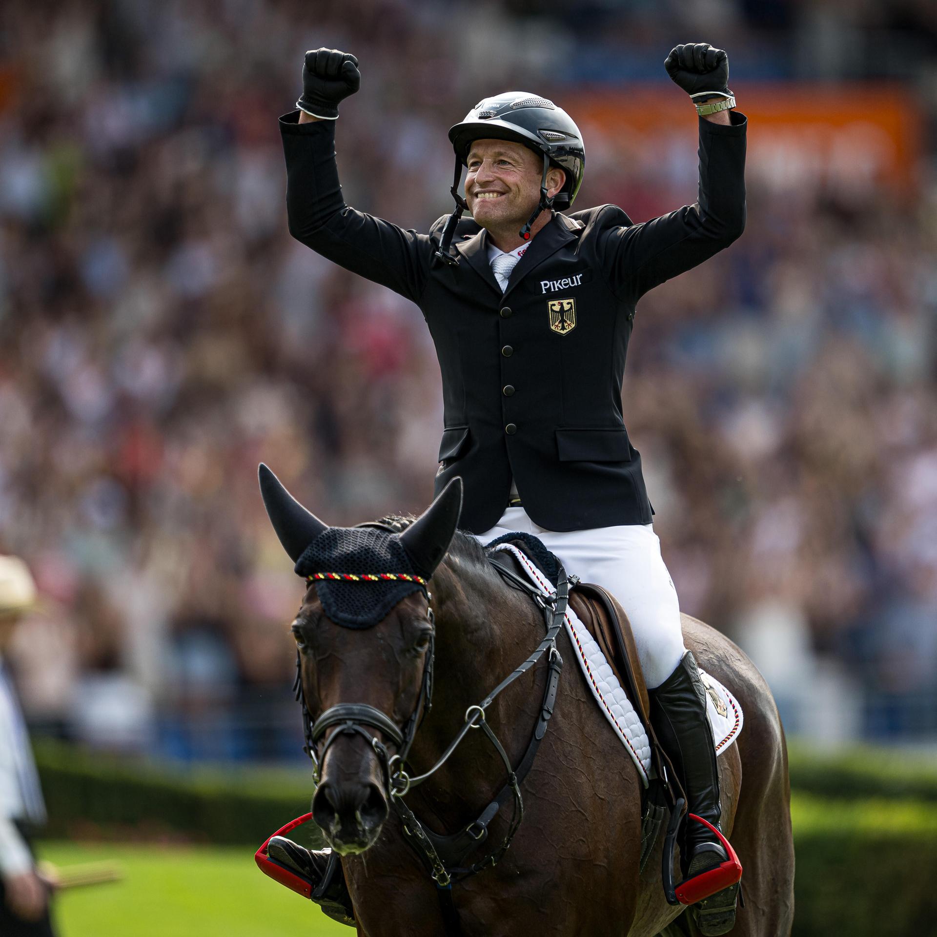 260816 Michael Jung of Germany with horse fischerChipmunk celebrates in the Eventing Show Jumping Final during day 6 of the 2026 FEI World Championships on August 16, 2026 in Aachen. Photo: Emma Wallskog / BILDBYRÅN / kod EW / EW0687 ridsport equestrian rid-vm 2026 2026 fei world championships bbeng ridsport-vm fälttävlan eventing jubel