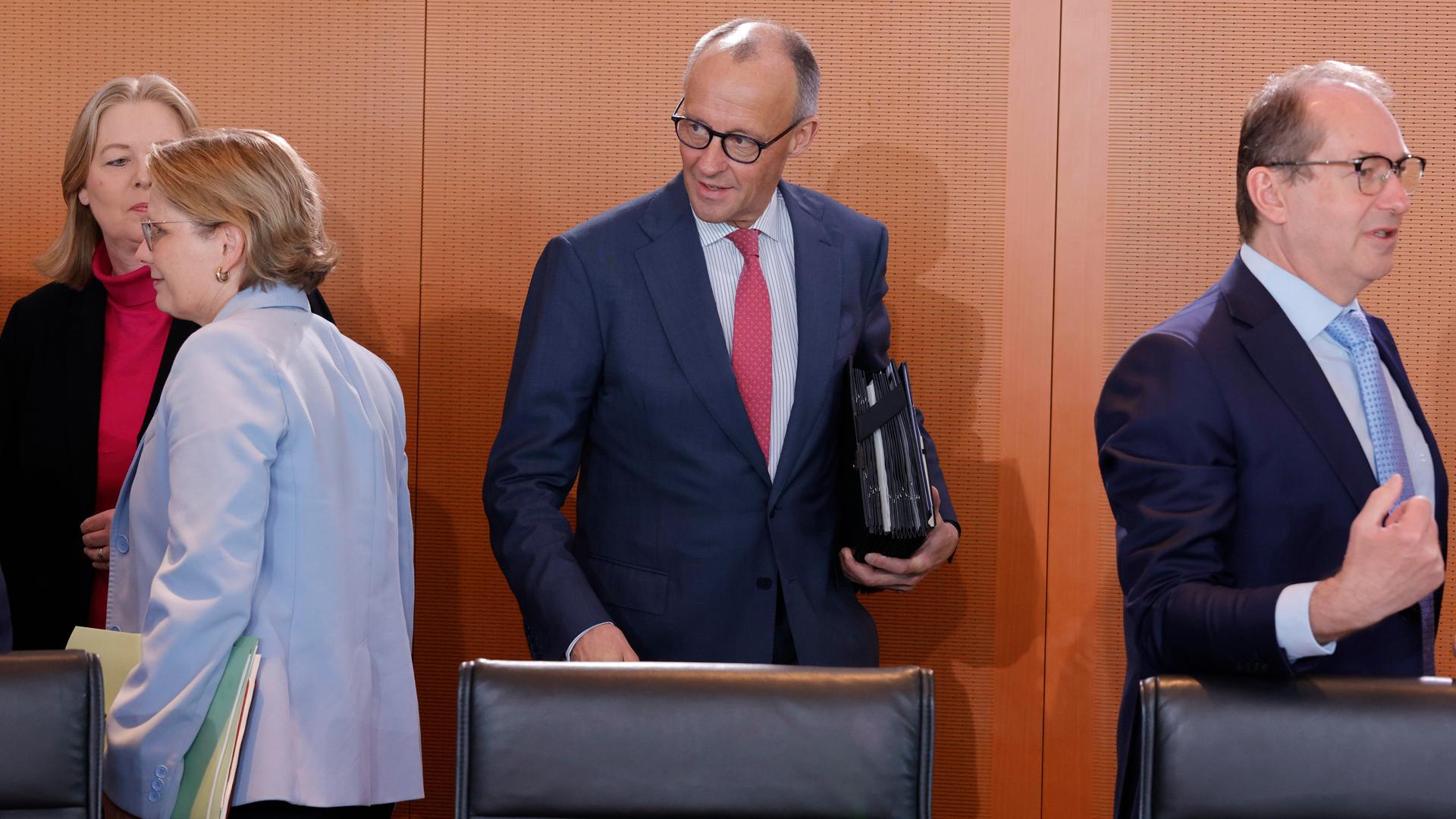 Bärbel Bas, Stefanie Hubig, Friedrich Merz und Alexander Dobrindt bei der 42. Sitzung des Bundeskabinetts 