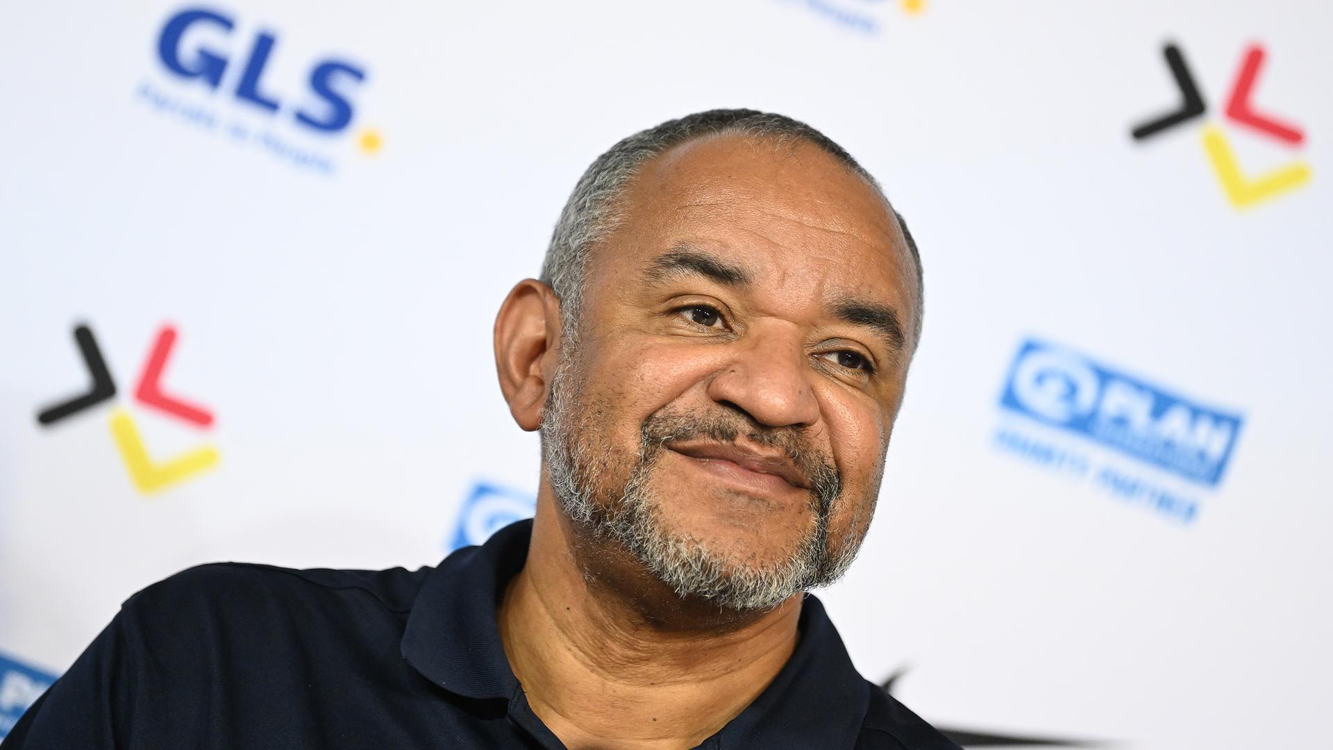 Idriss Gonschinska lächelt.