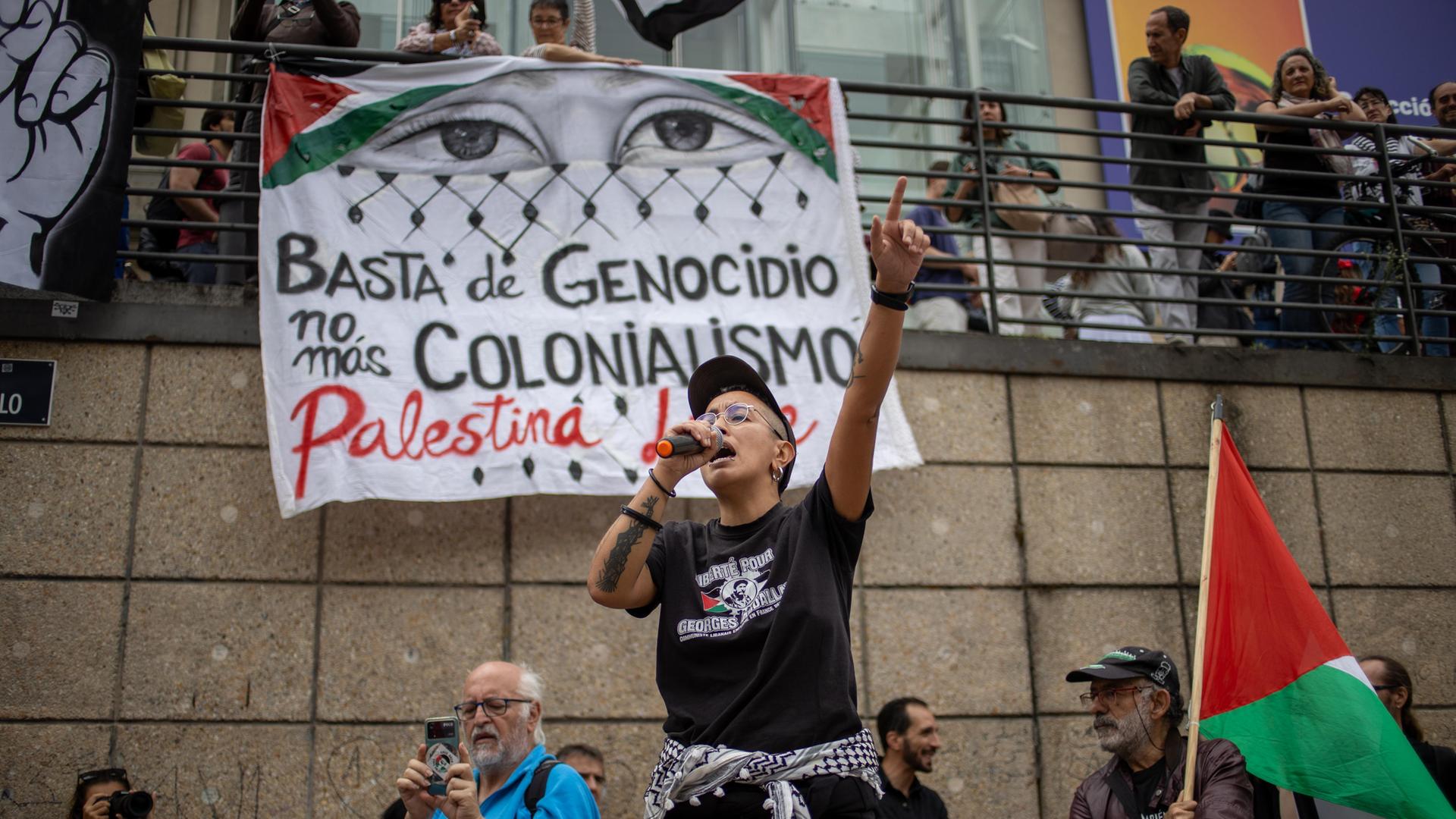 Ein Demonstrant spricht auf der Plaza del Museo Reina Sofía während einer Kundgebung in Madrid in Solidarität mit Palästina. 