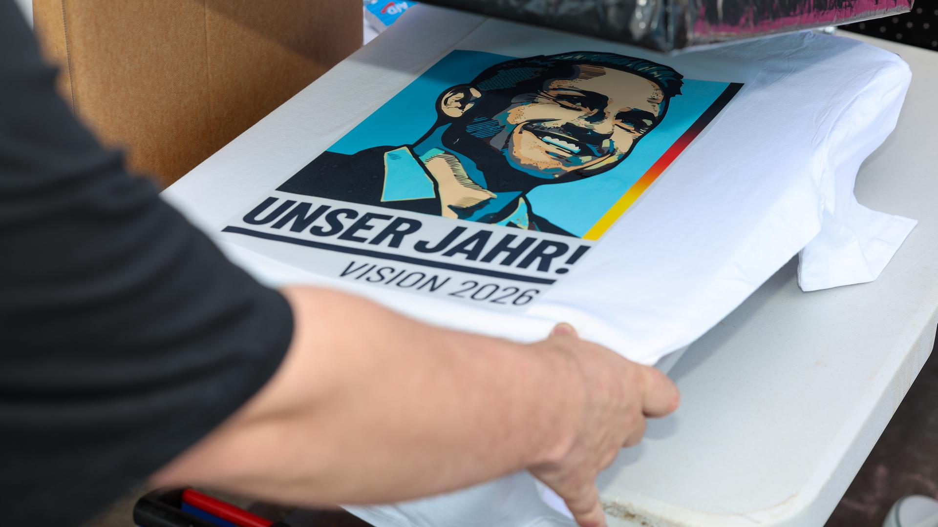 Ein T-Shirt Druck mit AfD-Spitzenkandidat Ulrich Siegmund. Dazu steht auf dem Druck „Unser Jahr! Vision 2026“.