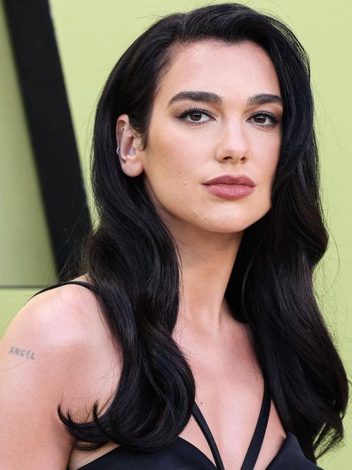 Dua Lipa im Porträt. Dua Lipa im Porträt.