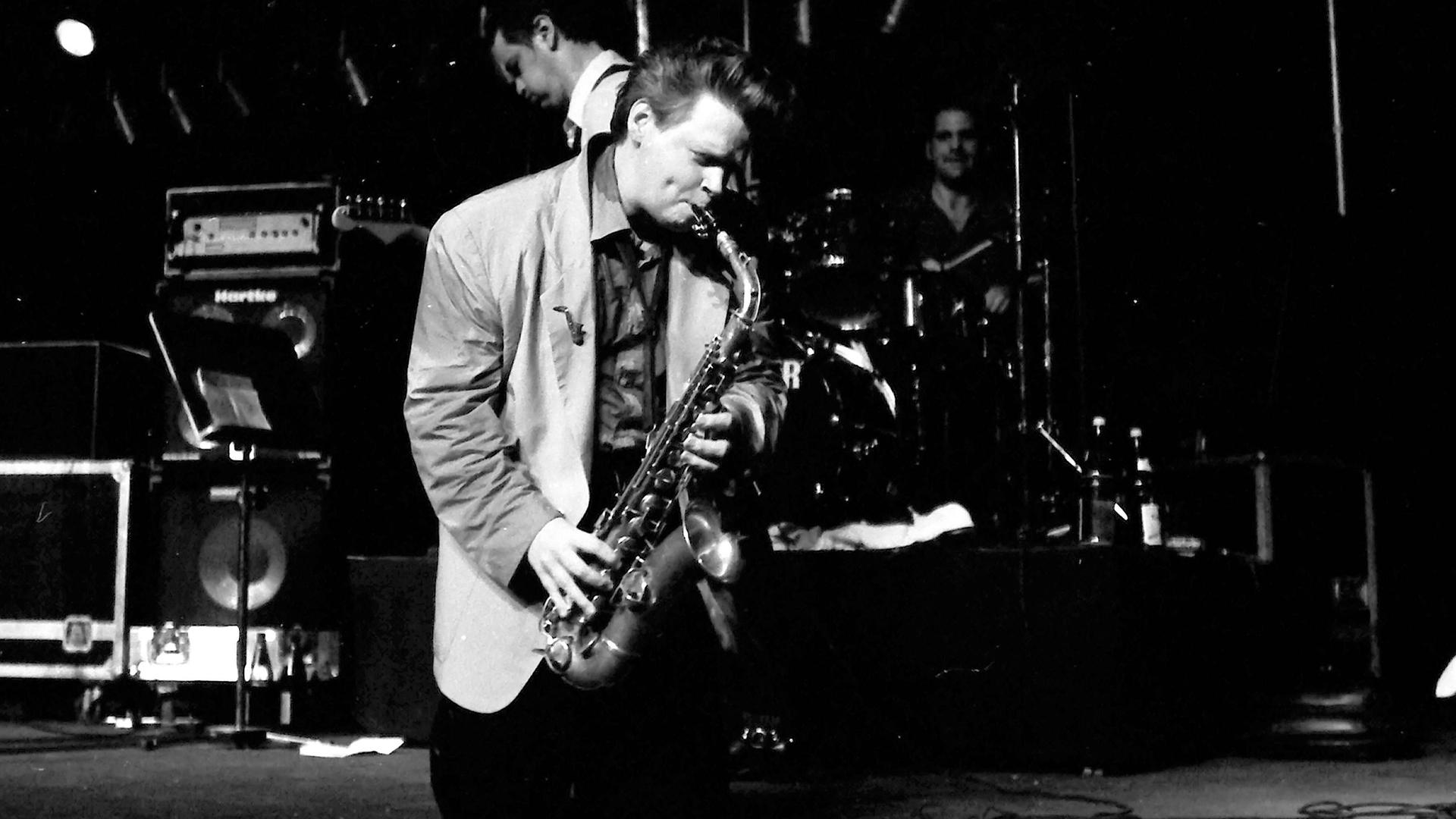 Der Saxofonist und No Wave- und Punk-Funk-Pionier James Chance mit seiner Band "The Contortions" bei einem Konzert auf dem Moers Festival in Deutschland