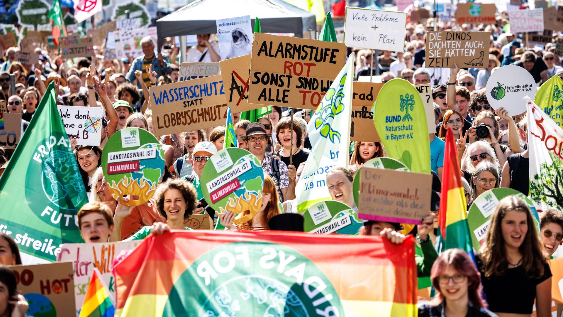 Zahlreiche Teilnehmerinnen und Teilnehmer einer Demonstration der Klimaschutzbewegung Fridays for Future gehen mit ihren Plakaten über die Ludwigstraße in München. Aufnahme vom 15.09.2023