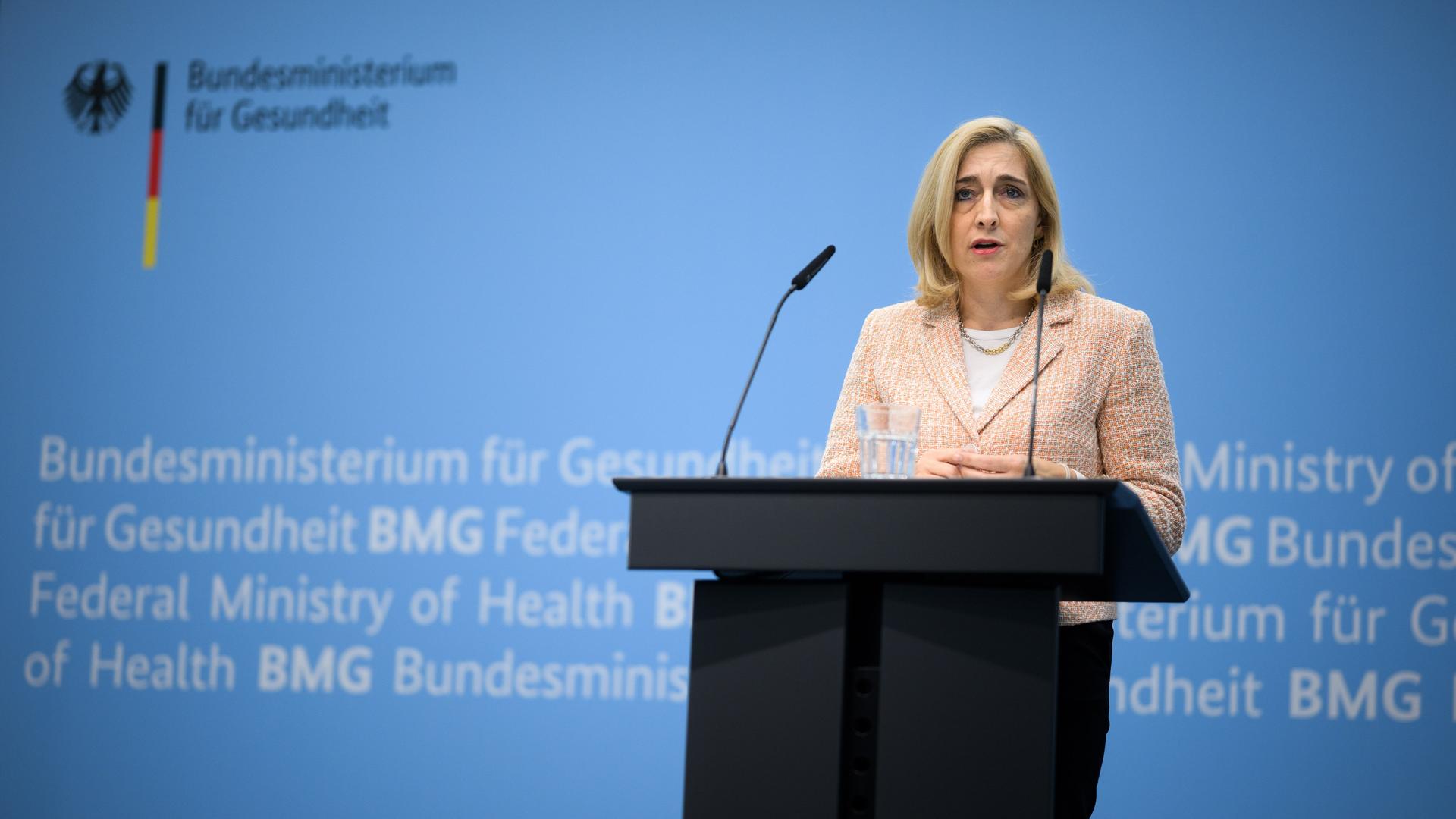Nina Warken (CDU), Bundesministerin für Gesundheit, äußert sich bei einer Pressekonferenz im Bundesministerium für Gesundheit. 