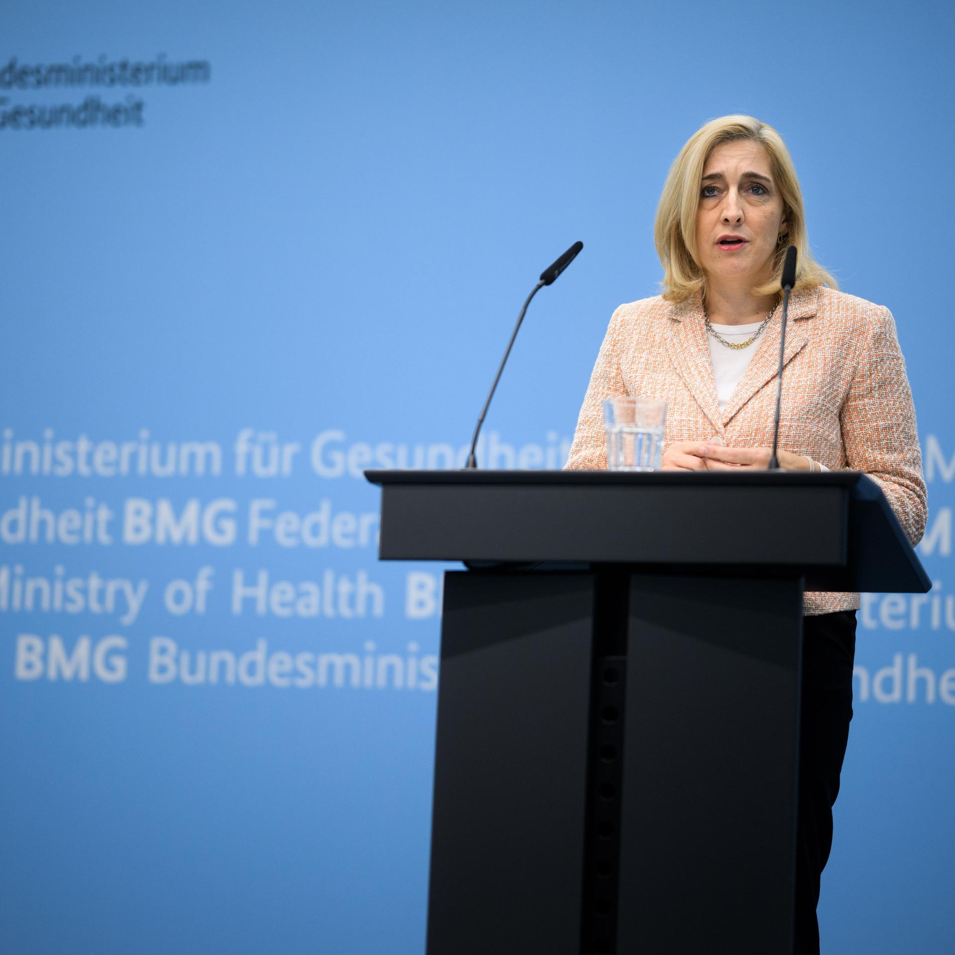 Nina Warken (CDU), Bundesministerin für Gesundheit, äußert sich bei einer Pressekonferenz im Bundesministerium für Gesundheit. 