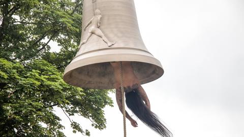Die österreichische Künstlerin und Performerin Florentina Holzinger hängt kopfüber ohne Kleidung in einer Glocke und fungiert selbst als "Klöppel" - bei der Biennale in Venedig 