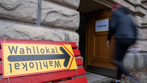 Ein Mann betritt am Morgen ein Wahllokal im Berliner Bezirk Pankow. 