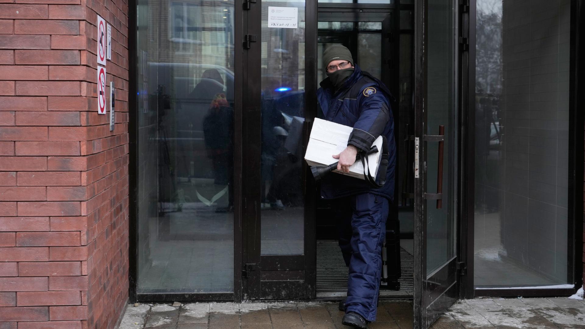 Moskau: Ein Ermittler verlässt ein Wohnhaus, in dem Schüsse gefallen waren. In Moskau wurde nach Behördenangaben ein Attentat auf einen hochrangigen russischen Militär verübt.