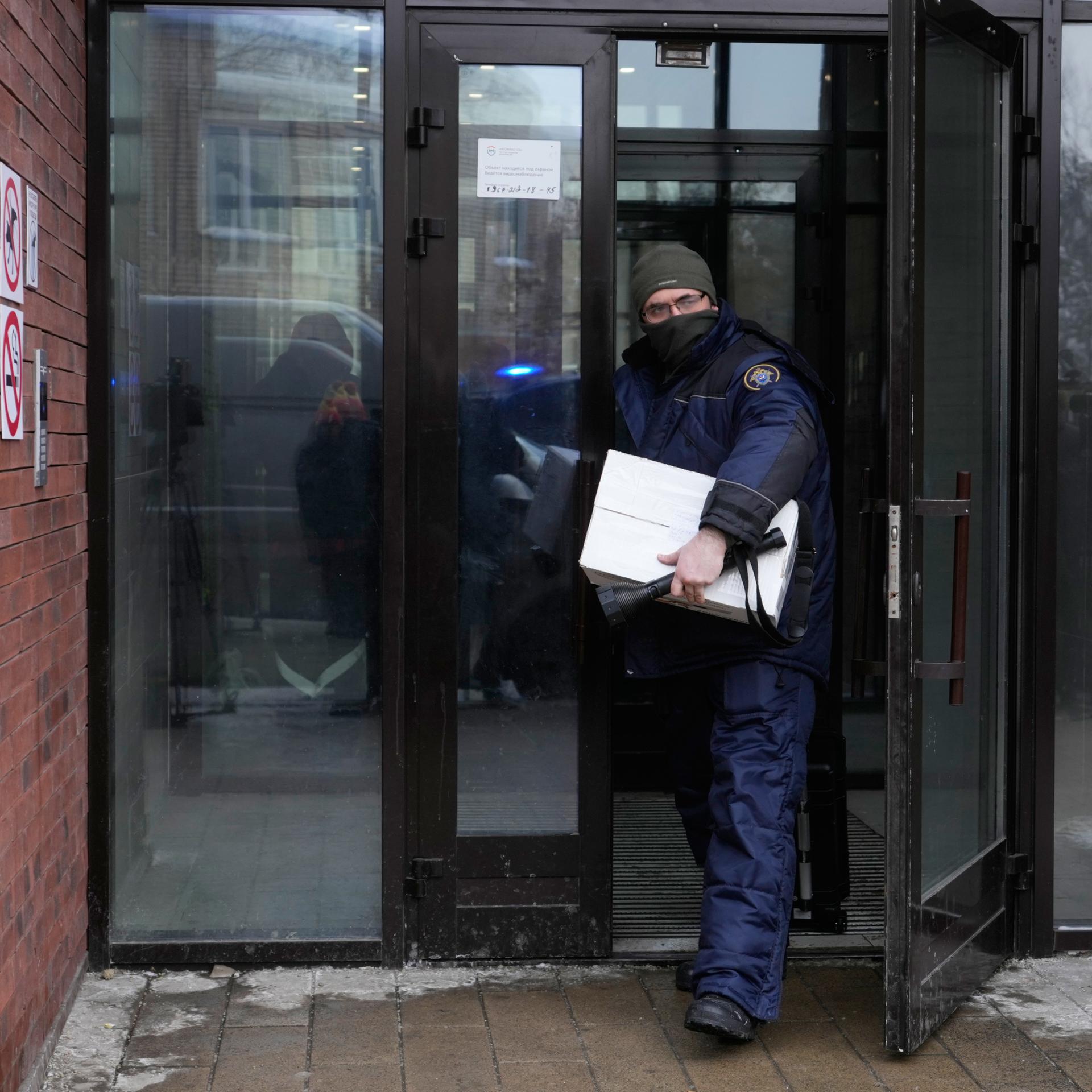 Moskau: Ein Ermittler verlässt ein Wohnhaus, in dem Schüsse gefallen waren. In Moskau wurde nach Behördenangaben ein Attentat auf einen hochrangigen russischen Militär verübt.